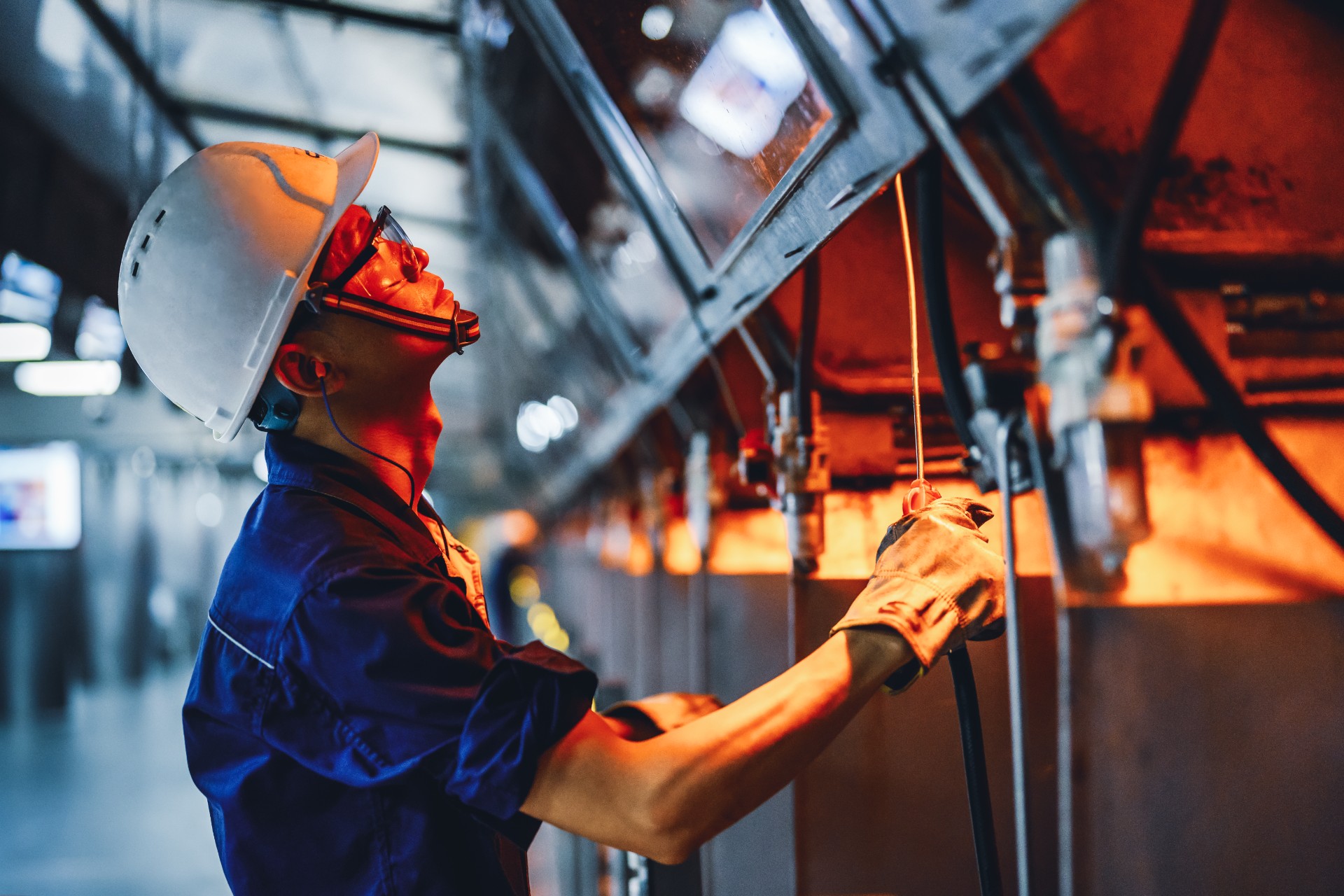 拉丝工正在作业